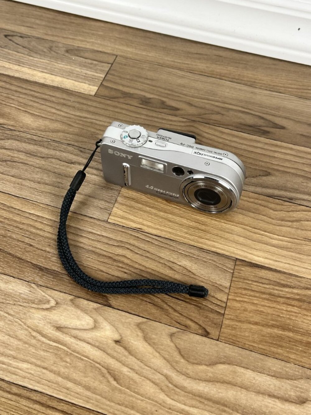 Sony Cyber-shot DSC-P9 4.0MP Digital Camera - Silver No Charger - Picture 2 of 10